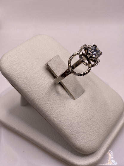 Vista frontal del anillo mostrando la piedra circonia con fuego tipo diamante