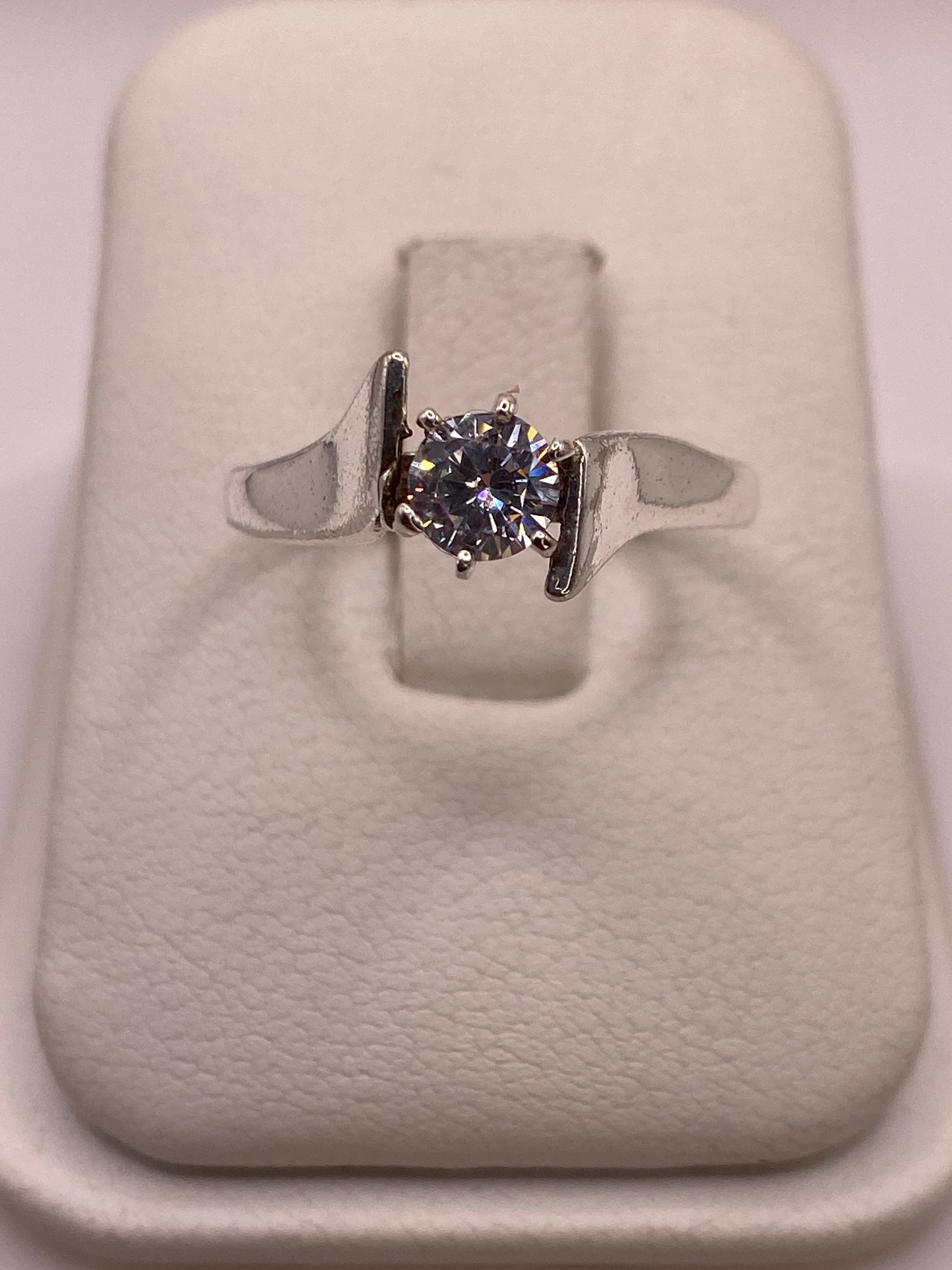 Anillo solitario de plata con circonia blanca en estuche presentación
