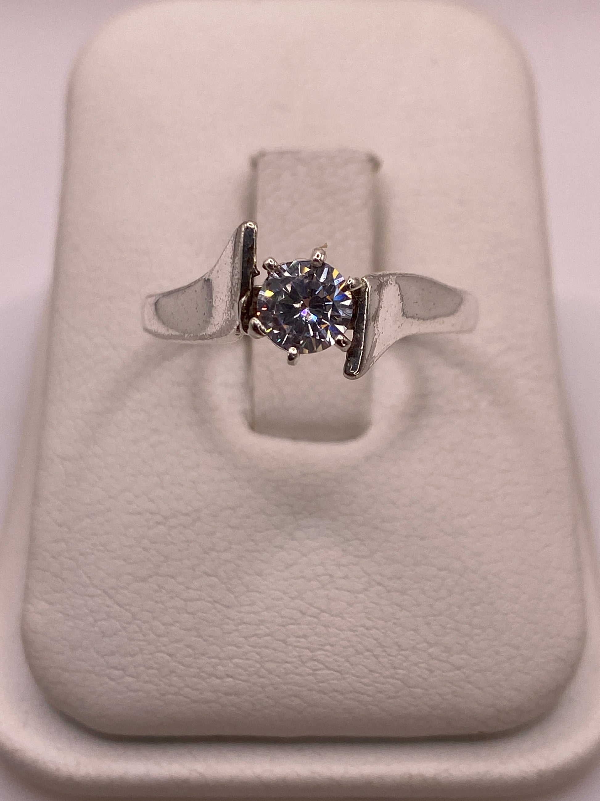 Anillo solitario de plata con circonia blanca en estuche presentación