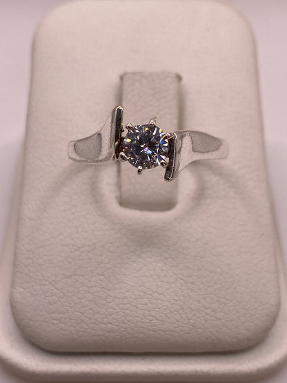 Anillo solitario de plata con circonia blanca en estuche presentación