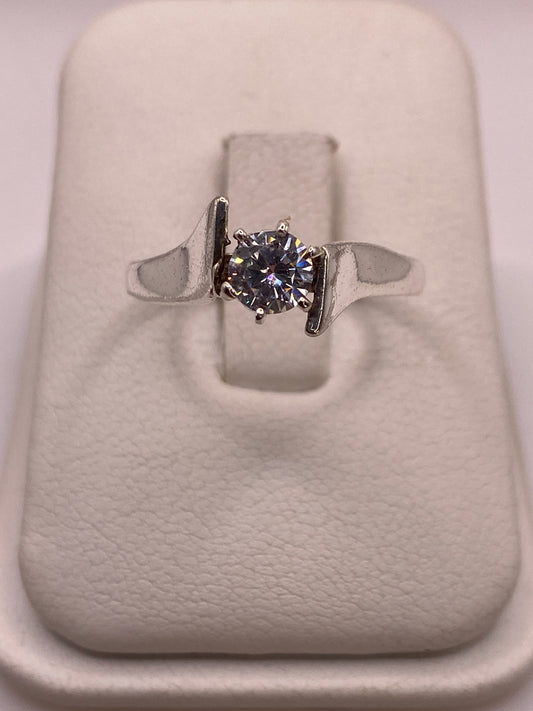 Anillo solitario de plata con circonia blanca en estuche presentación