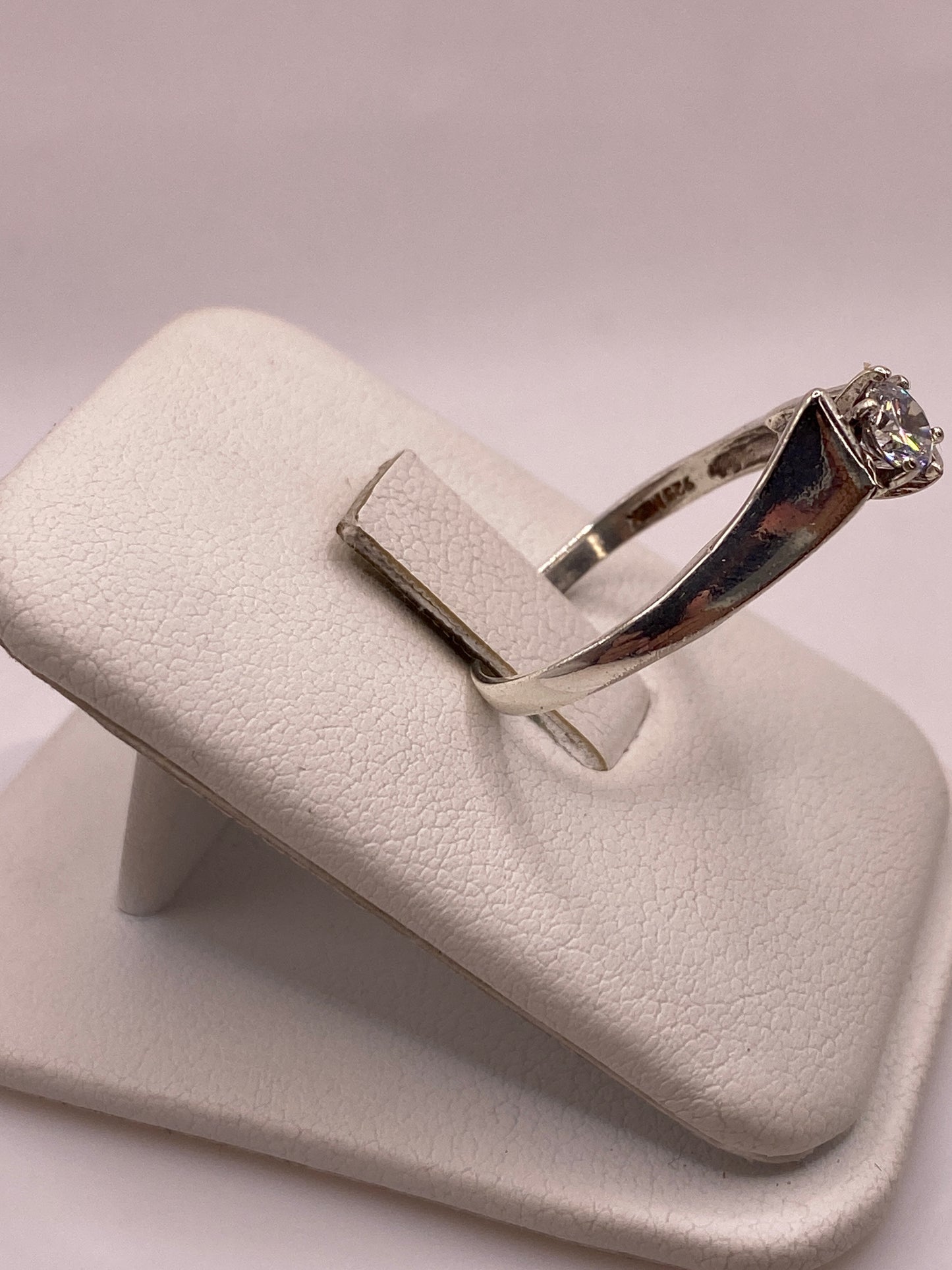 Detalle lateral del anillo mostrando el engaste de la circonia en plata .925