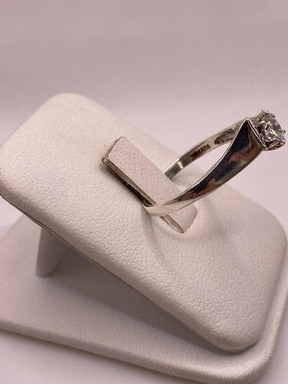 Detalle lateral del anillo mostrando el engaste de la circonia en plata .925