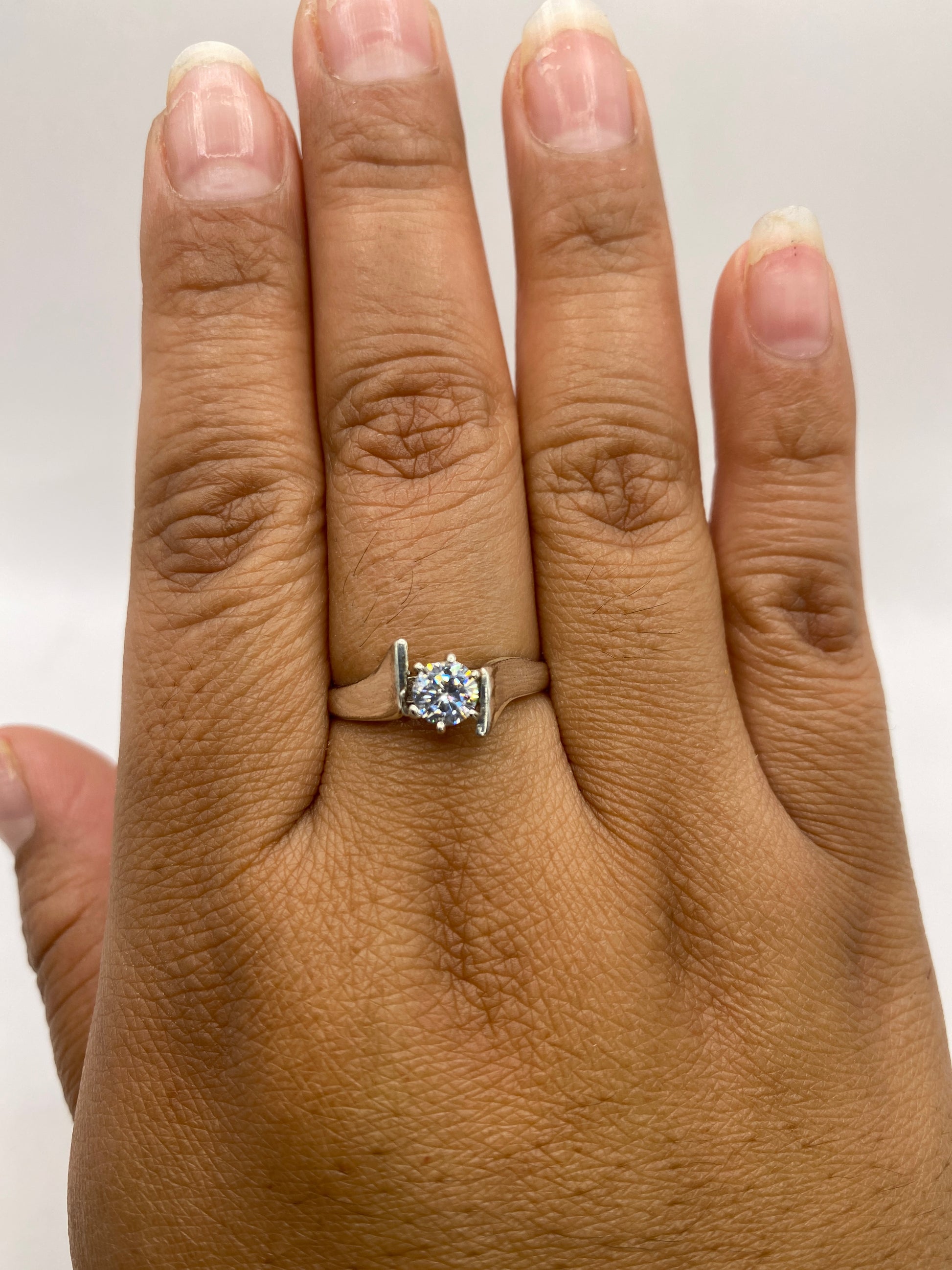 Anillo puesto en la mano mostrando el brillo y proporción de la circonia