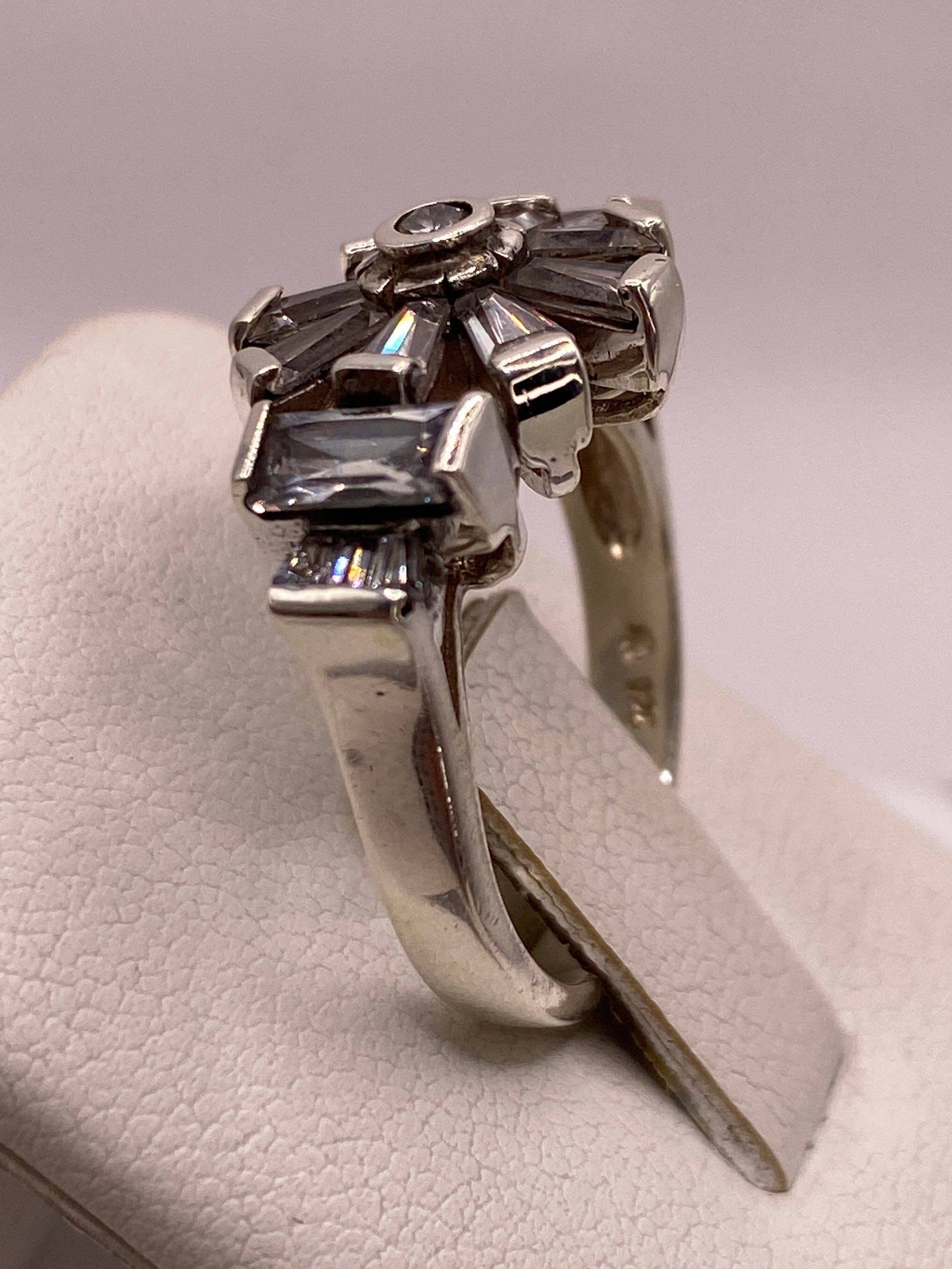 Anillo en mano femenina desde arriba, brillando bajo luz natural