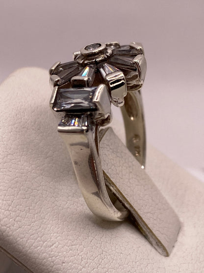 Anillo en mano femenina desde arriba, brillando bajo luz natural