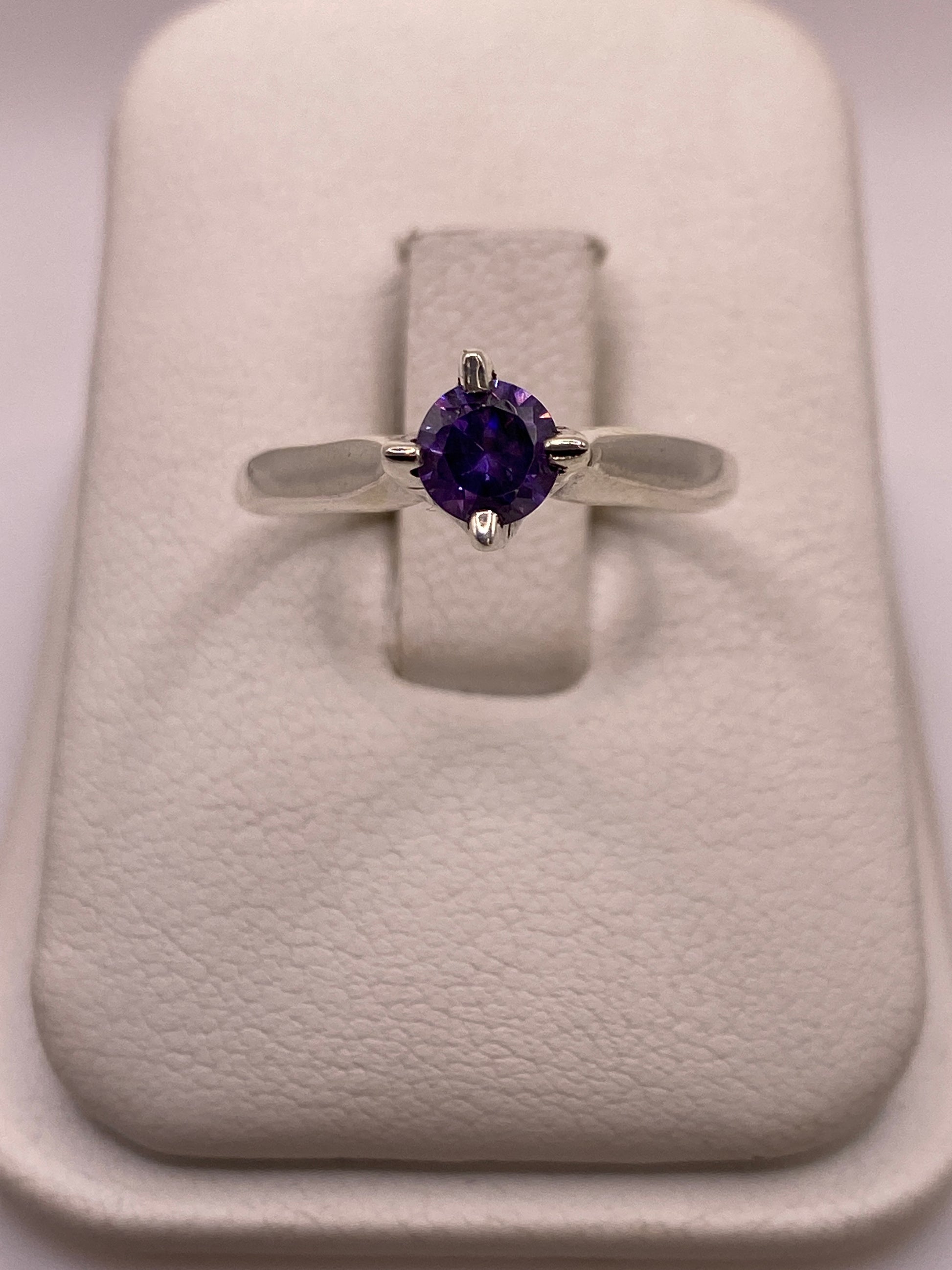 Anillo solitario de plata .950 con circonia púrpura en estuche blanco
