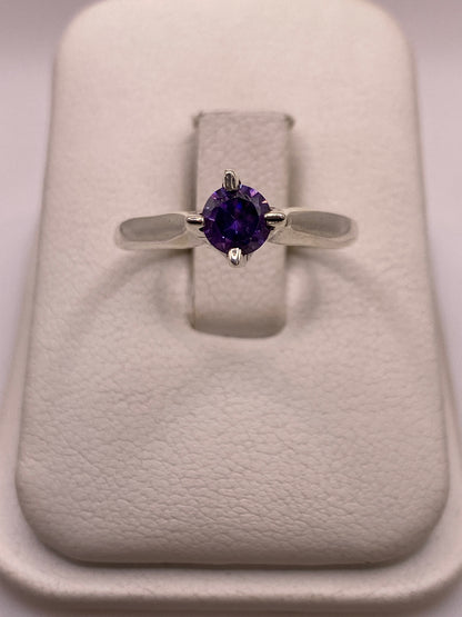 Anillo solitario de plata .950 con circonia púrpura en estuche blanco
