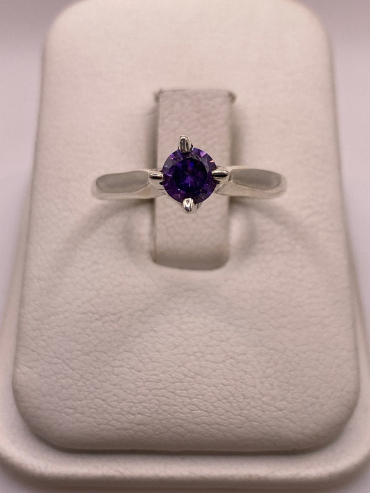 Anillo solitario de plata .950 con circonia púrpura en estuche blanco