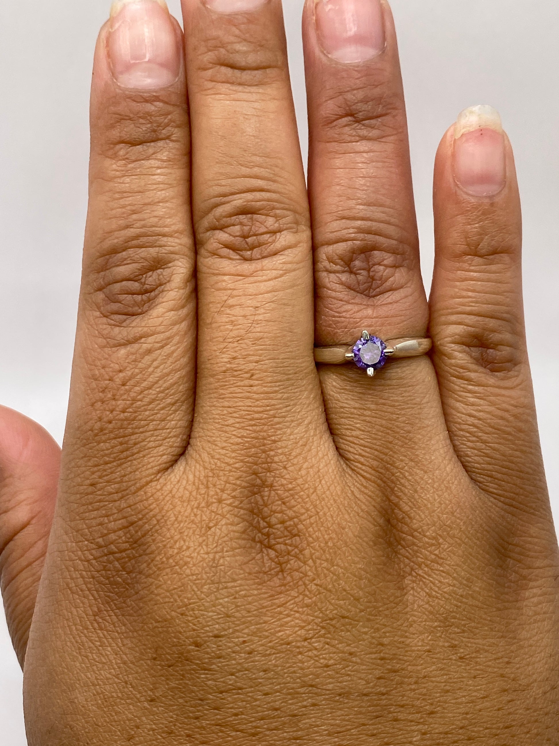 Anillo puesto en dedo anular mostrando talla 6 y el sello 950 en la banda