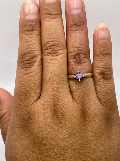 Anillo puesto en dedo anular mostrando talla 6 y el sello 950 en la banda