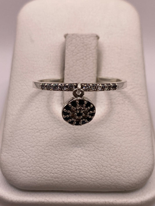 Anillo de plata solitario con circonia blanca brillante en la mano de una mujer