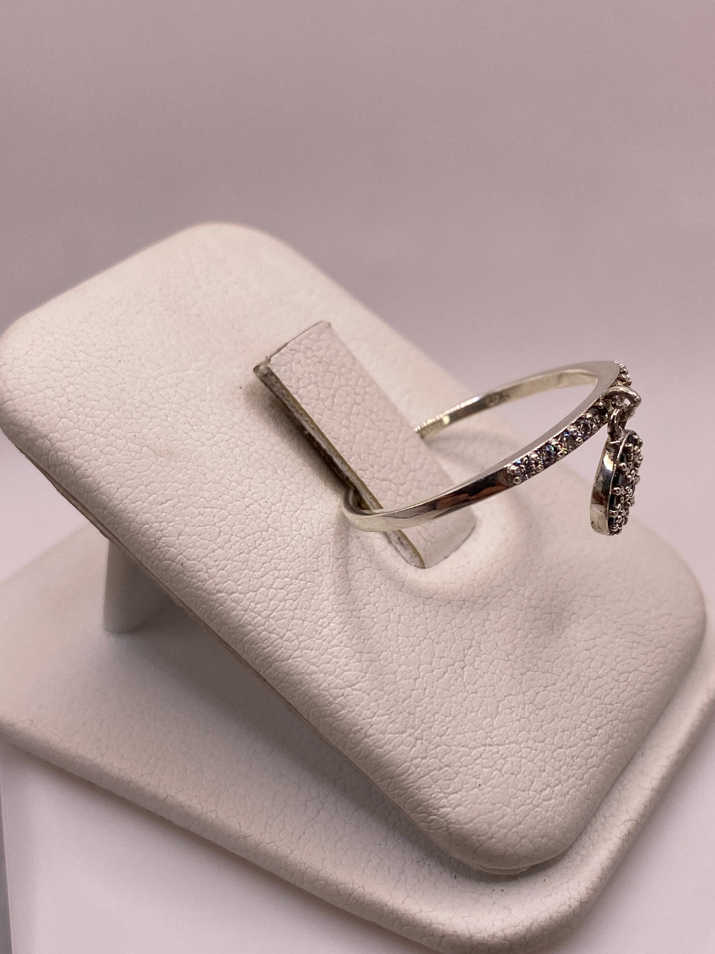 Vista frontal del anillo minimalista de plata .925 con dije circular