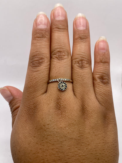 Anillo solitario sobre fondo azul mostrando el sello 925 MEXICO en la banda interna