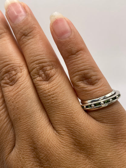 Anillo giratorio sobre fondo azul, lote 002304 de Arte Taxco, peso 4.4 gramos