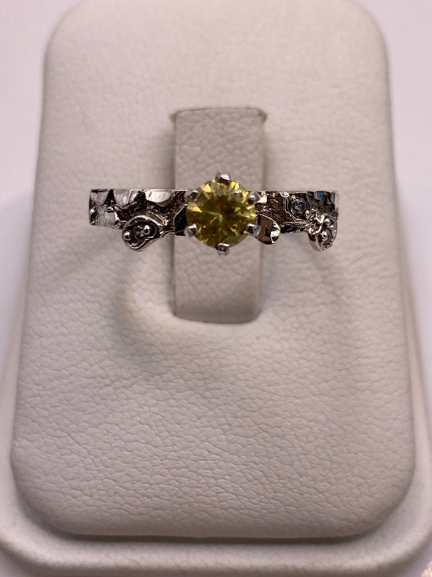Anillo solitario de plata con circonia amarilla limón en estuche blanco de presentación