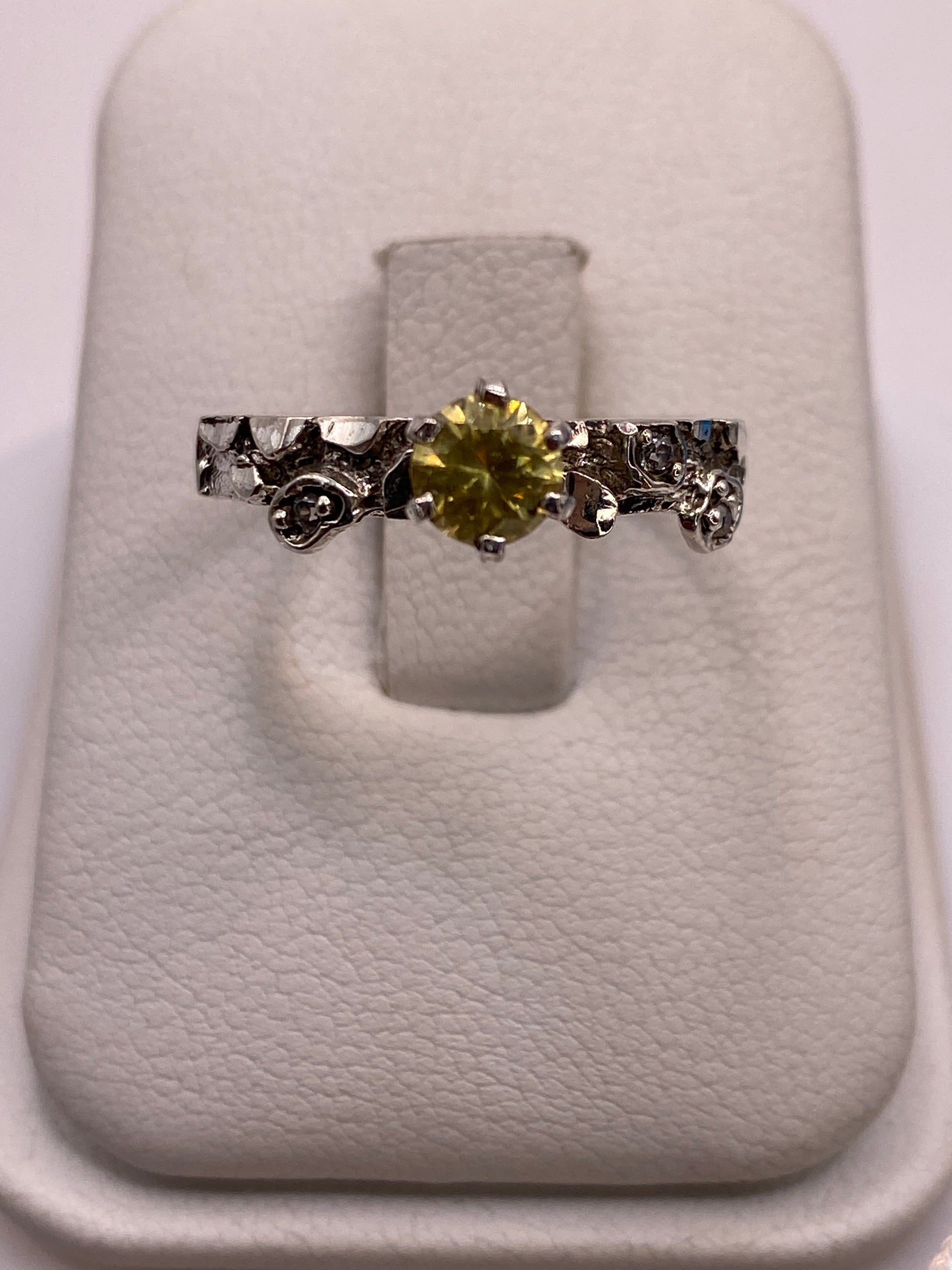 Anillo solitario de plata con circonia amarilla limón en estuche blanco de presentación