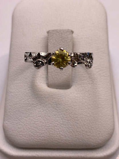Anillo solitario de plata con circonia amarilla limón en estuche blanco de presentación