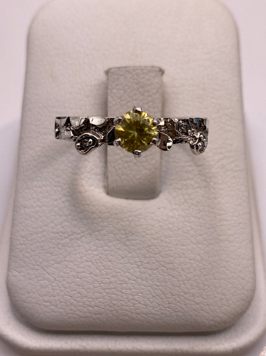 Anillo solitario de plata con circonia amarilla limón en estuche blanco de presentación