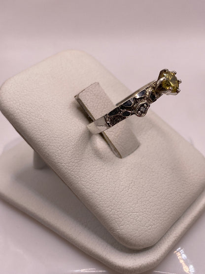 Detalle lateral del anillo solitario mostrando la banda ornamental texturizada en plata .925