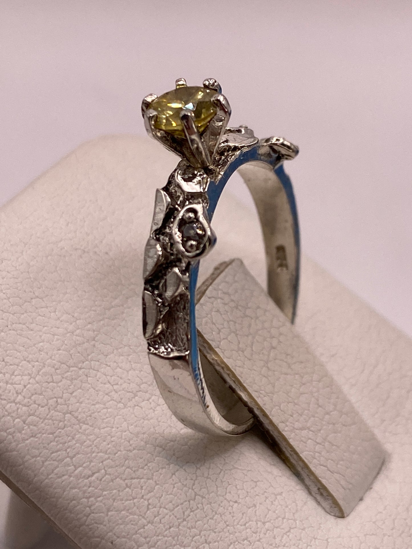 Anillo de circonia amarilla en el dedo de una mujer, brillo radiante tipo coctel