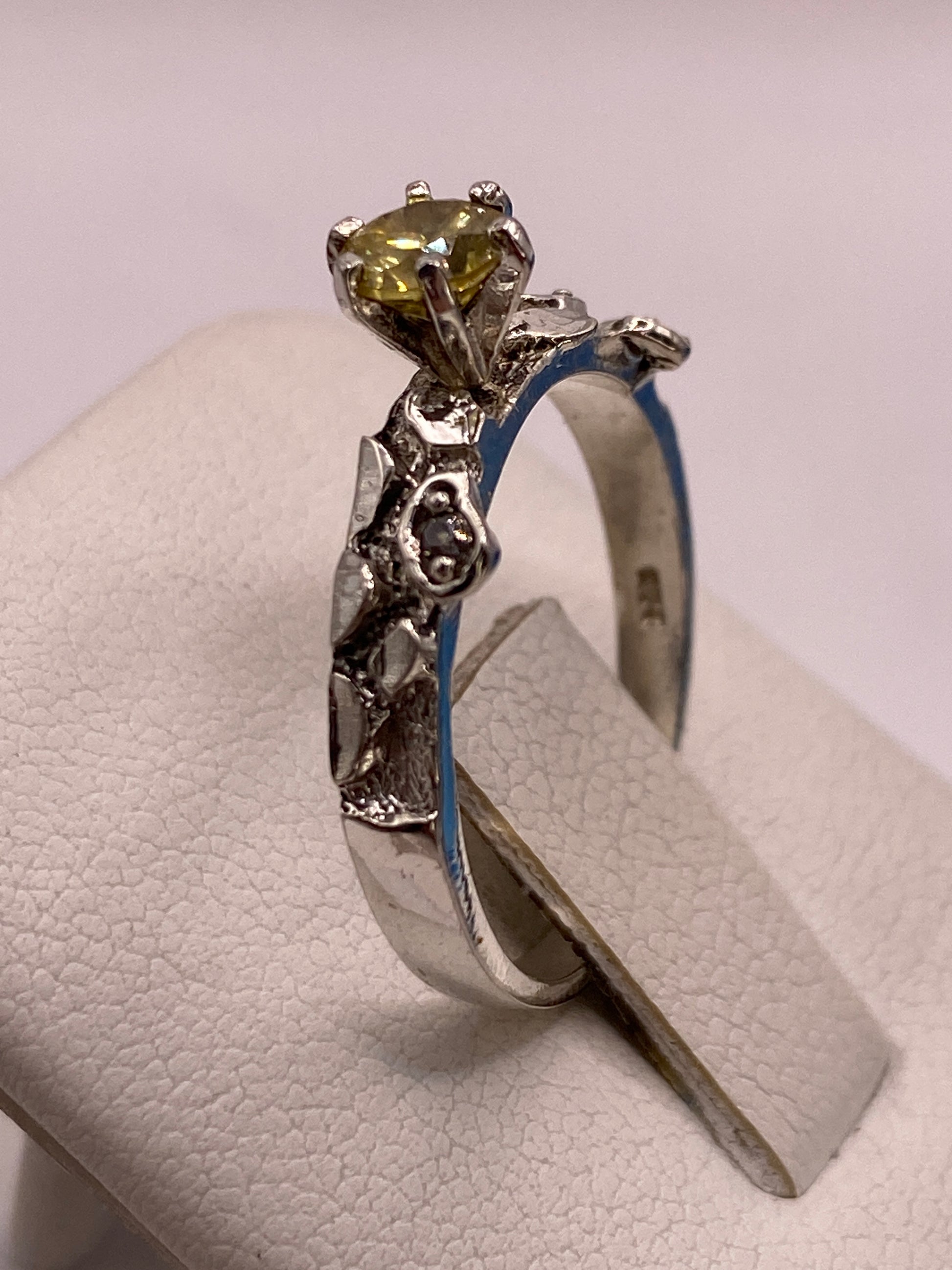 Anillo de circonia amarilla en el dedo de una mujer, brillo radiante tipo coctel