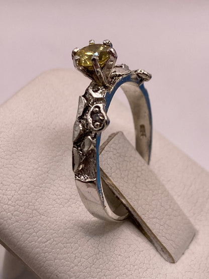 Anillo de circonia amarilla en el dedo de una mujer, brillo radiante tipo coctel