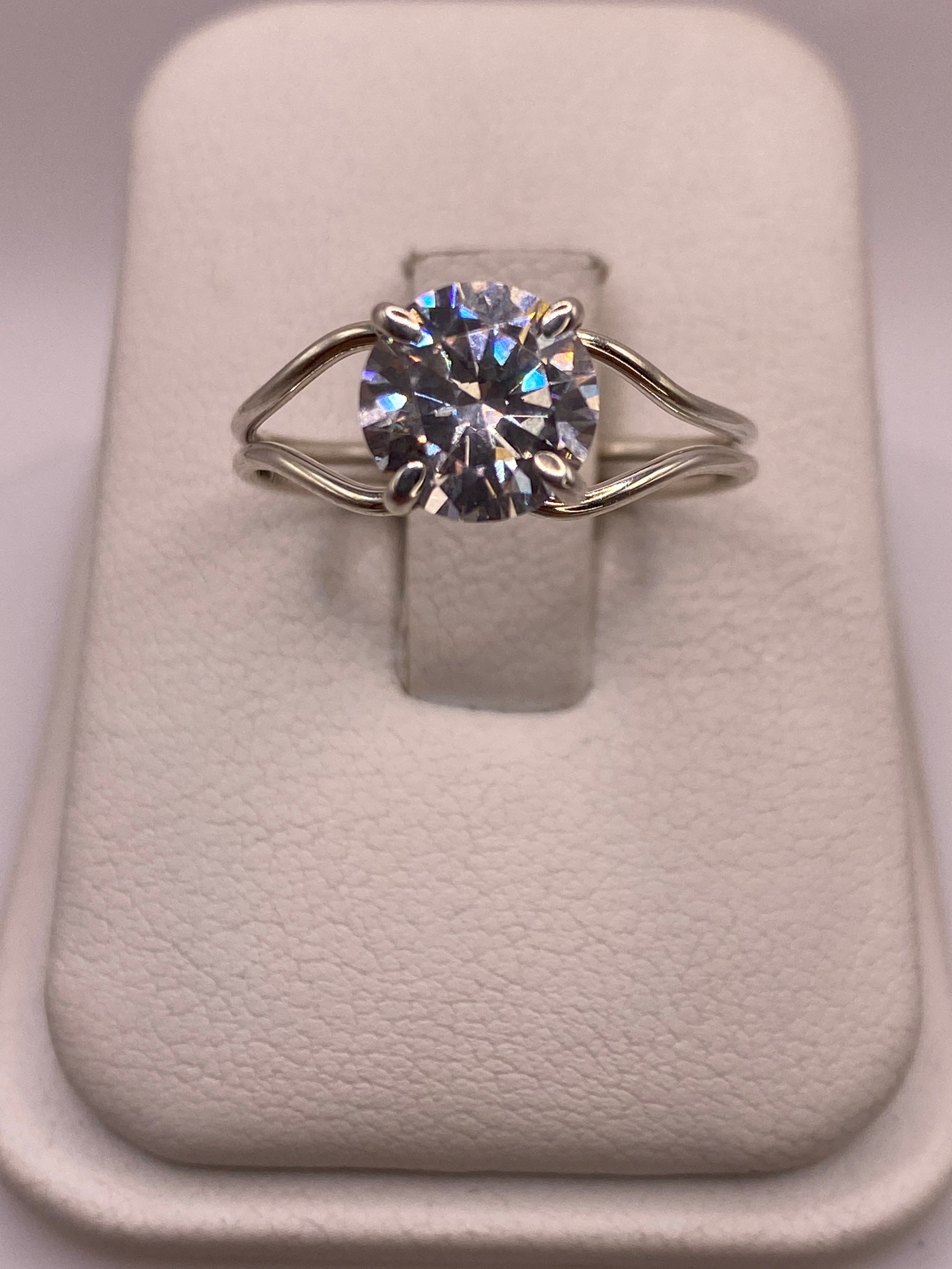 Anillo solitario de plata .925 con circonia blanca brillante en estuche blanco, vista frontal