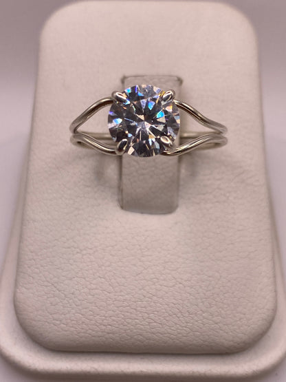 Anillo solitario de plata .925 con circonia blanca brillante en estuche blanco, vista frontal