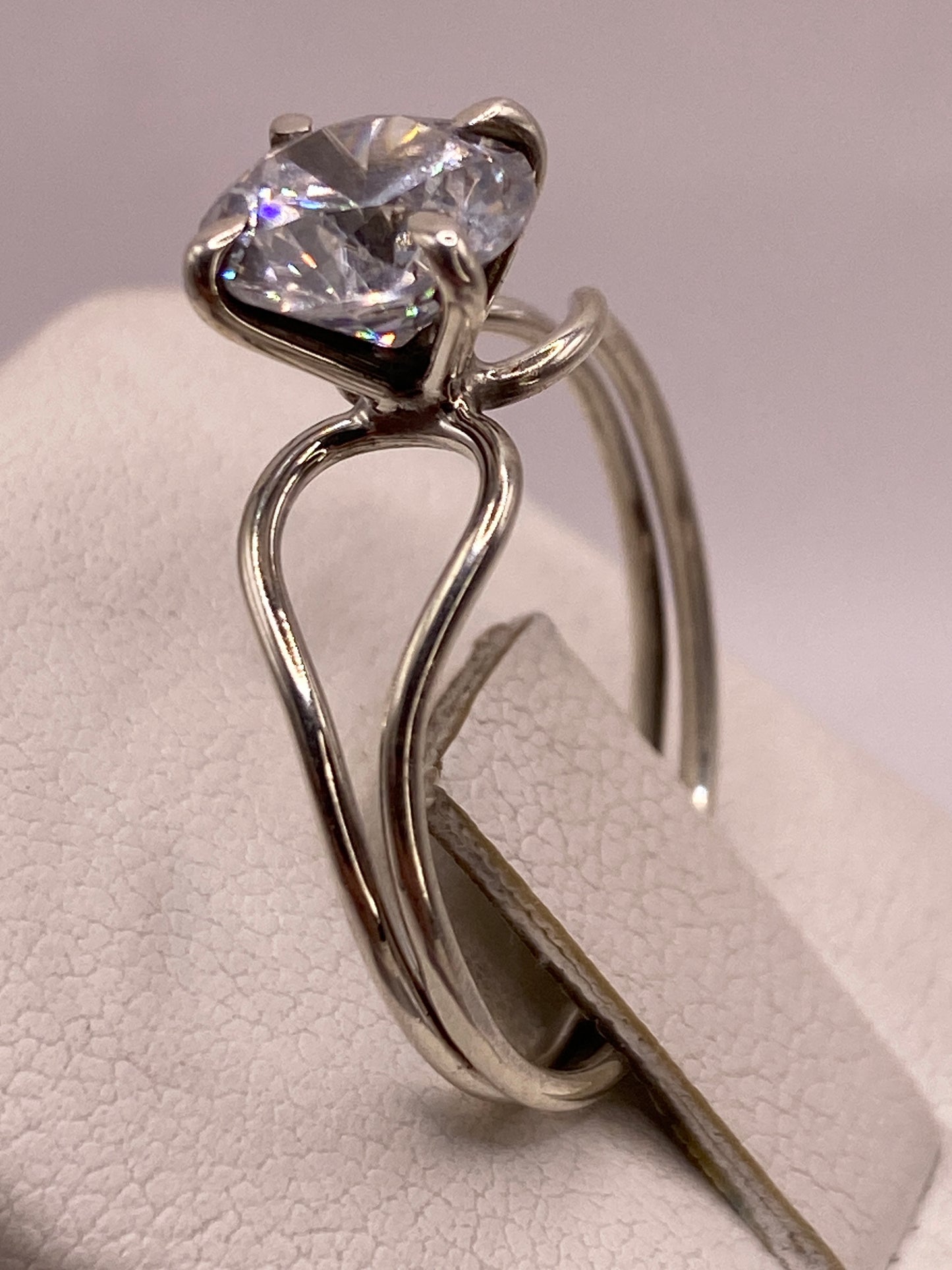 Anillo en la mano, fuego de circonia visible bajo la luz natural
