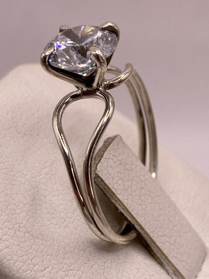 Anillo en la mano, fuego de circonia visible bajo la luz natural