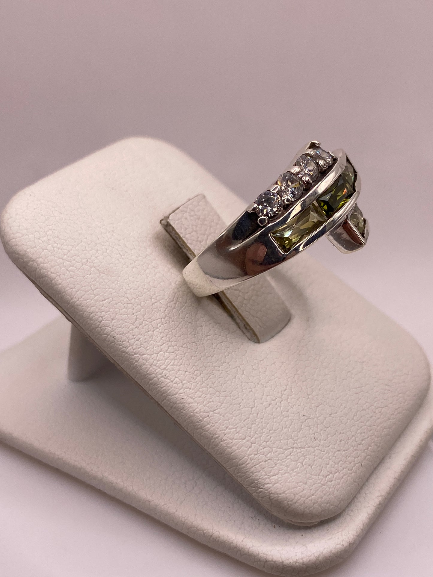 Vista frontal del anillo de plata con circonias facetadas mostrando brillo y luz