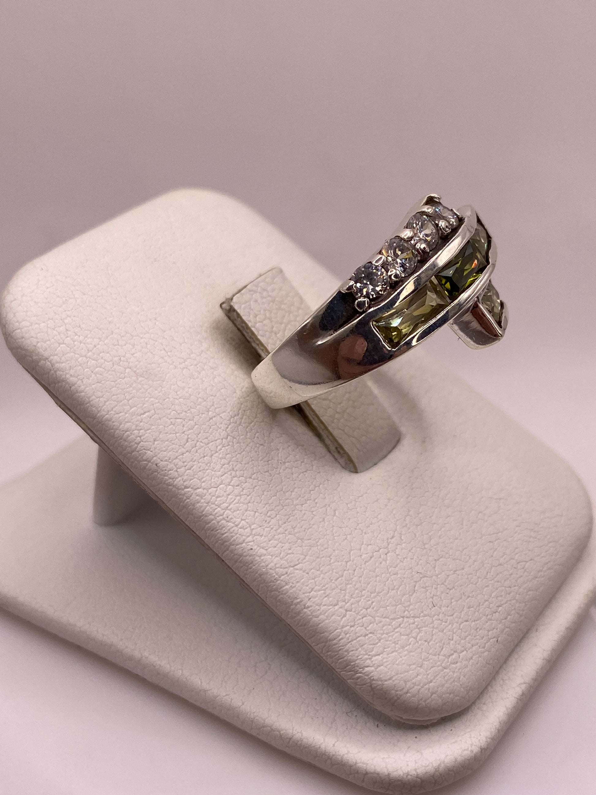 Vista frontal del anillo de plata con circonias facetadas mostrando brillo y luz