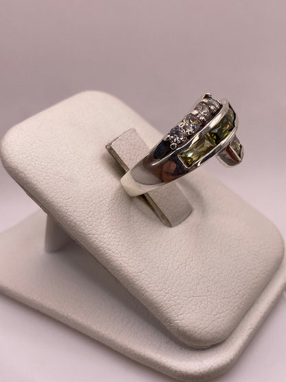 Vista frontal del anillo de plata con circonias facetadas mostrando brillo y luz