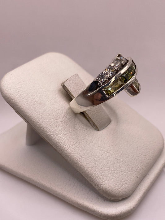 Vista frontal del anillo de plata con circonias facetadas mostrando brillo y luz