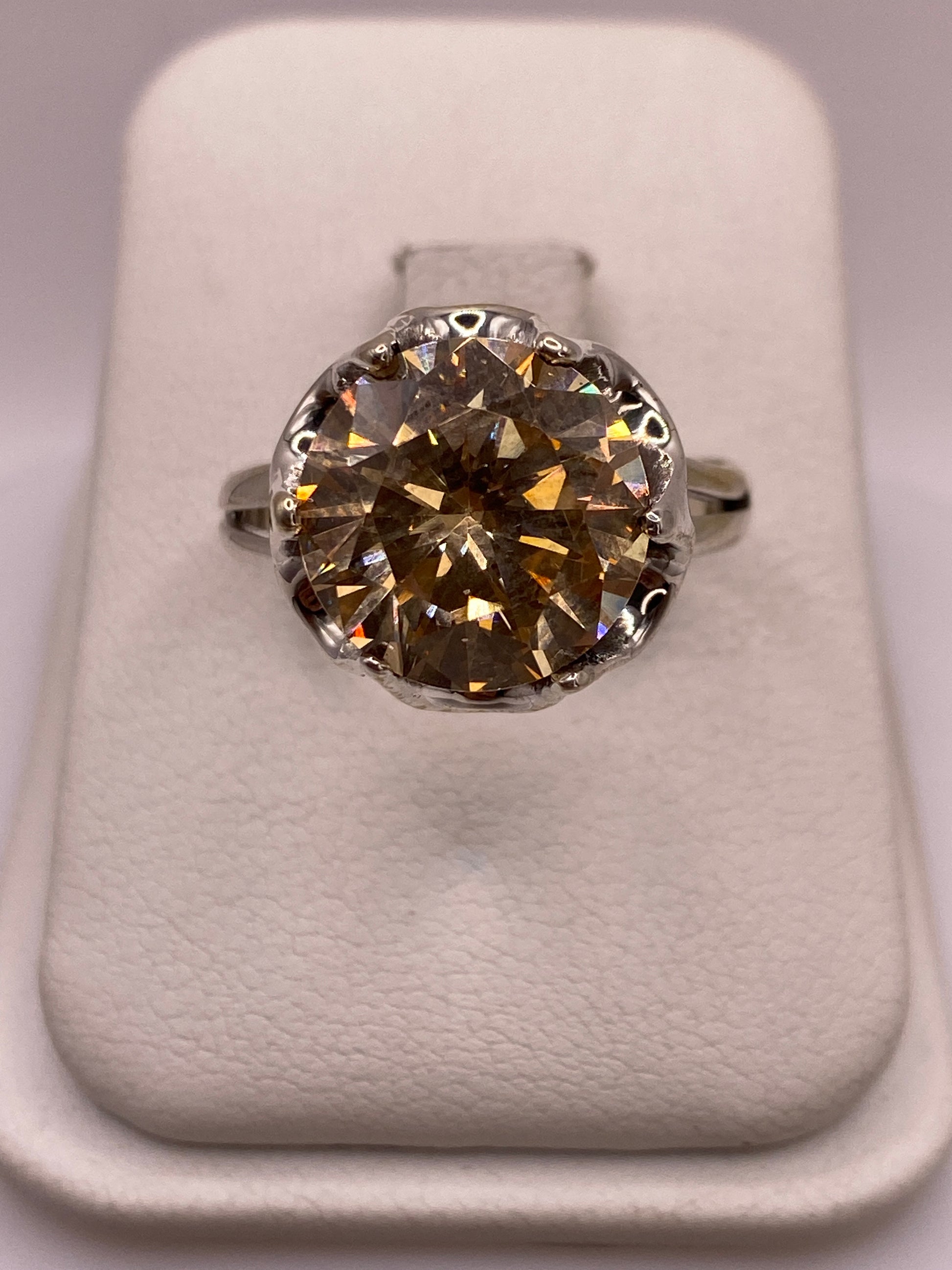 Anillo solitario de plata .925 con circonia champagne engastada en garra, frente 14 mm