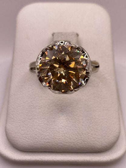 Anillo solitario de plata .925 con circonia champagne engastada en garra, frente 14 mm