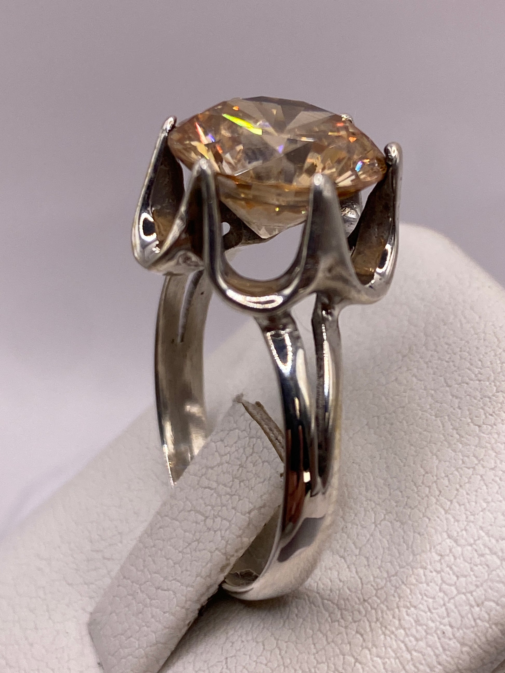 Anillo de circonia champagne en la mano mostrando brillo tipo diamante