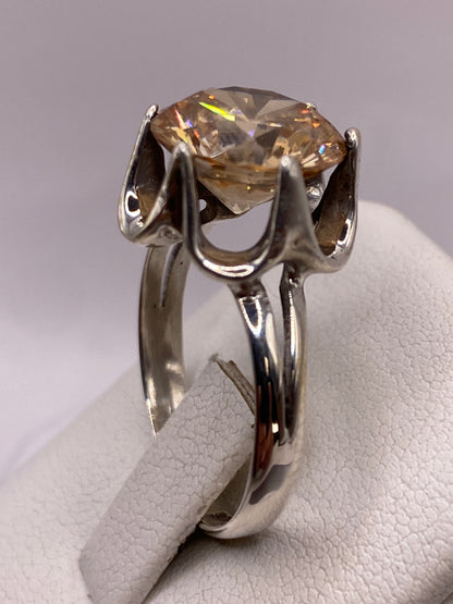 Anillo de circonia champagne en la mano mostrando brillo tipo diamante