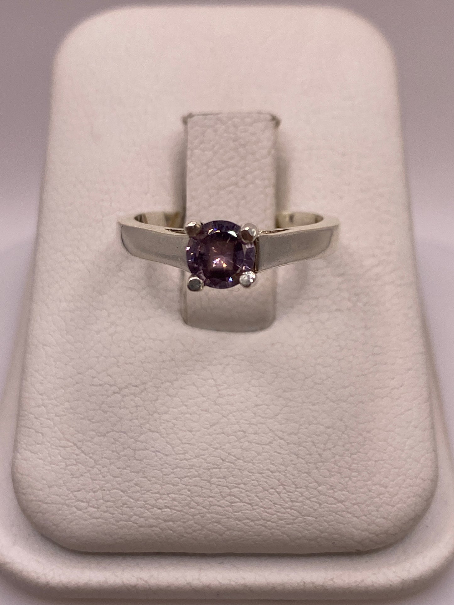 Anillo solitario de plata .925 con circonia morada en caja de presentación blanca