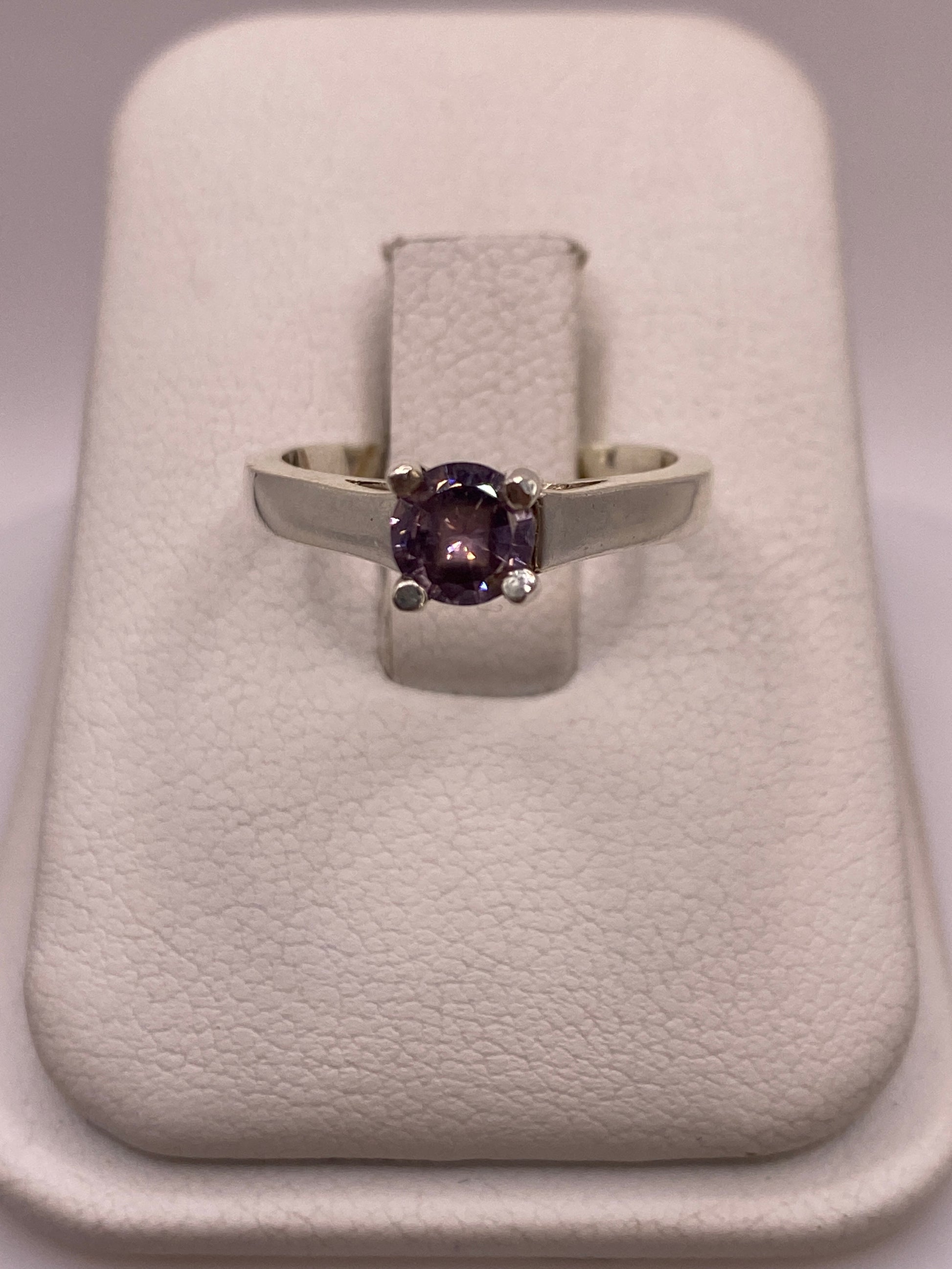 Anillo solitario de plata .925 con circonia morada en caja de presentación blanca
