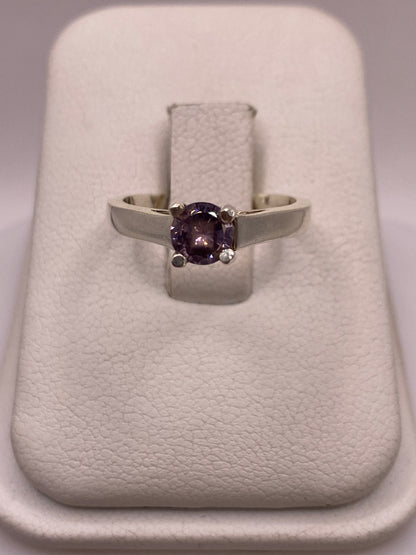 Anillo solitario de plata .925 con circonia morada en caja de presentación blanca