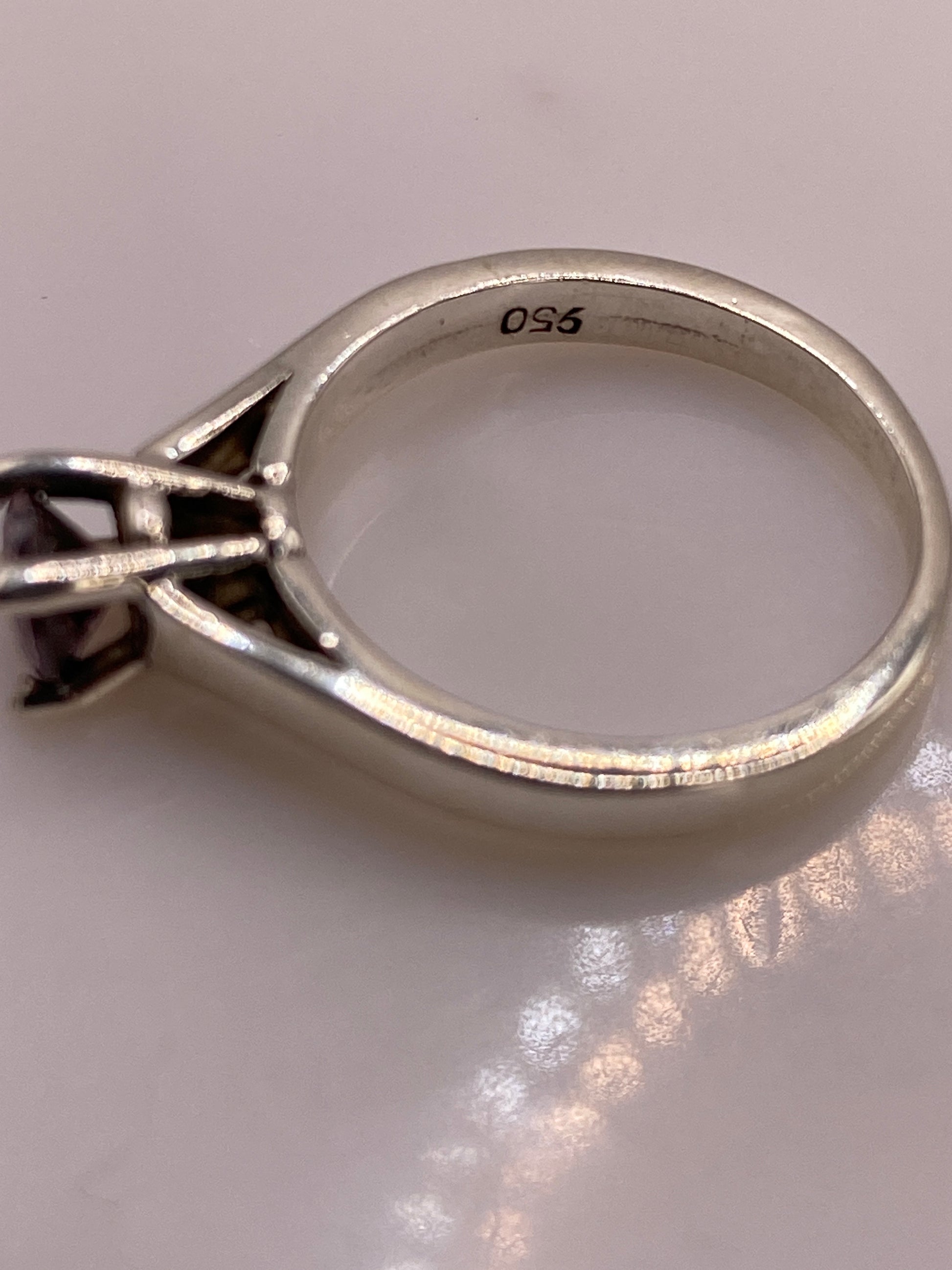 Anillo de Plata Solitario con Circonia Morada — Elegancia Pura — foto 6