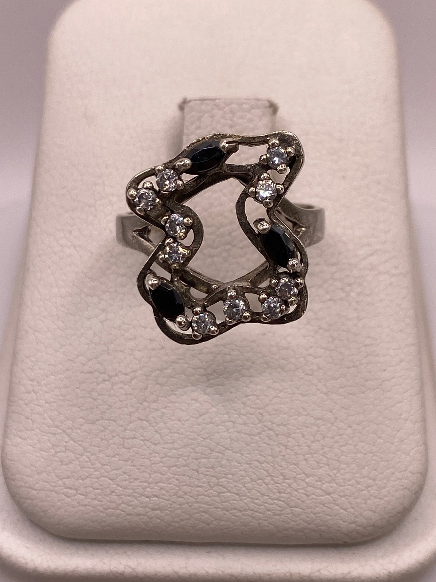 Anillo vintage de plata .925 con circonia blanca y negra en marco geométrico abierto