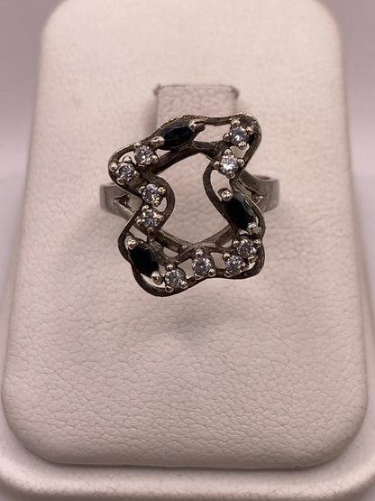 Anillo vintage de plata .925 con circonia blanca y negra en marco geométrico abierto