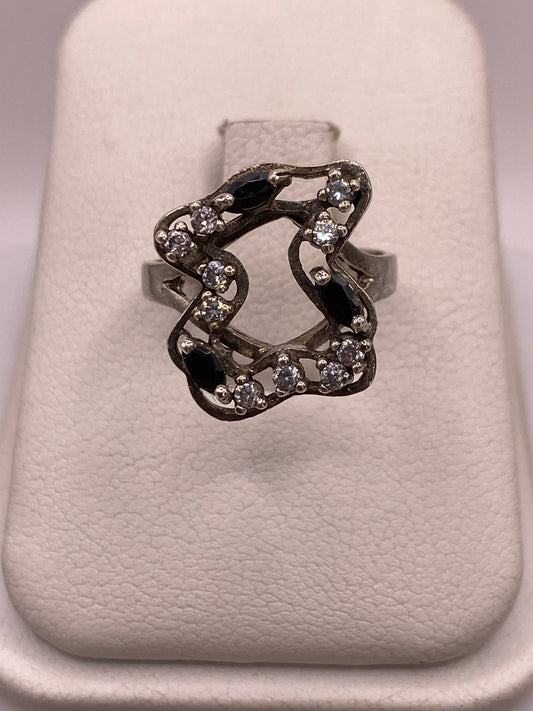 Anillo vintage de plata .925 con circonia blanca y negra en marco geométrico abierto