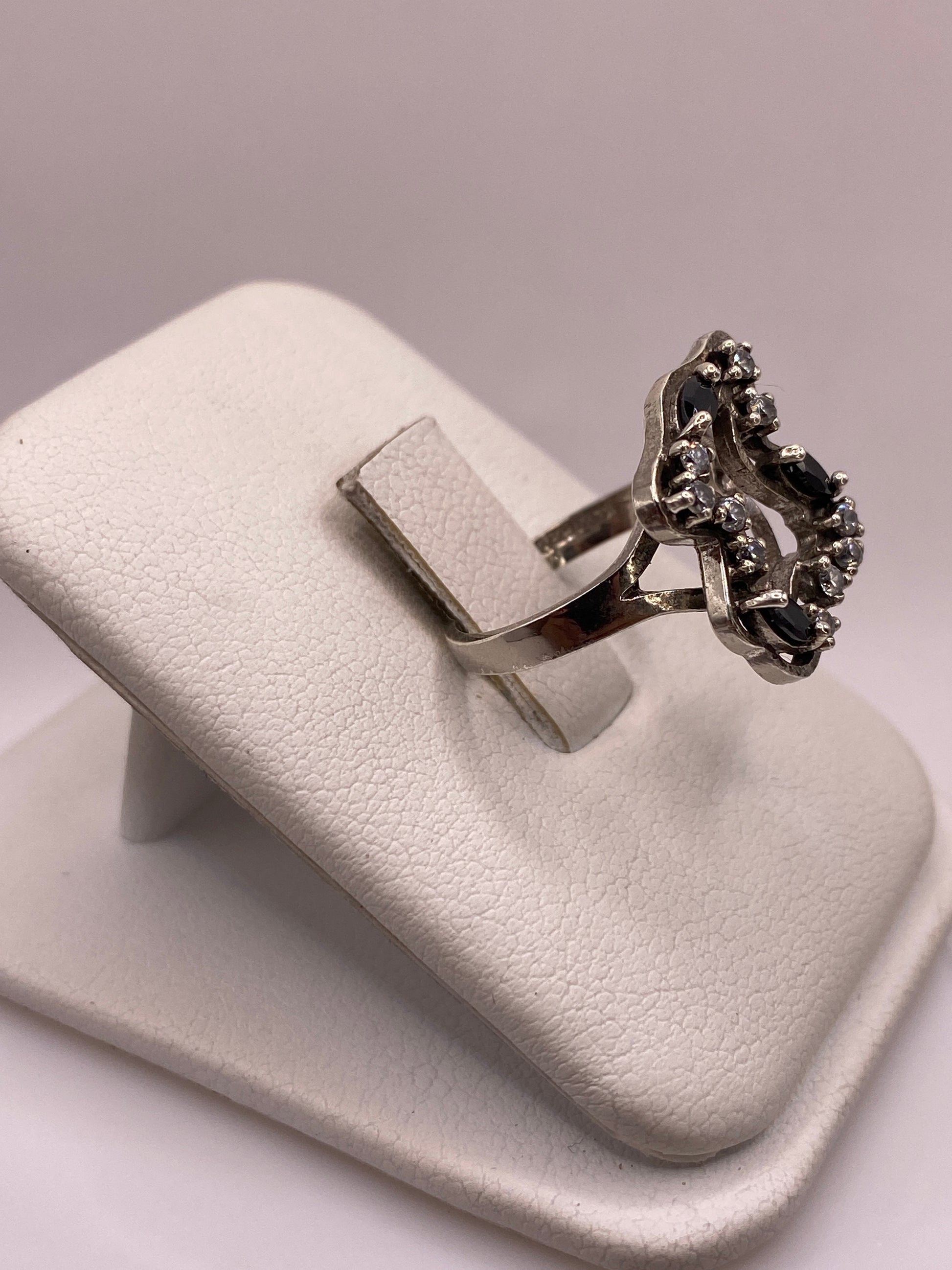 Detalle frontal del anillo mostrando el engaste manual de las circonias