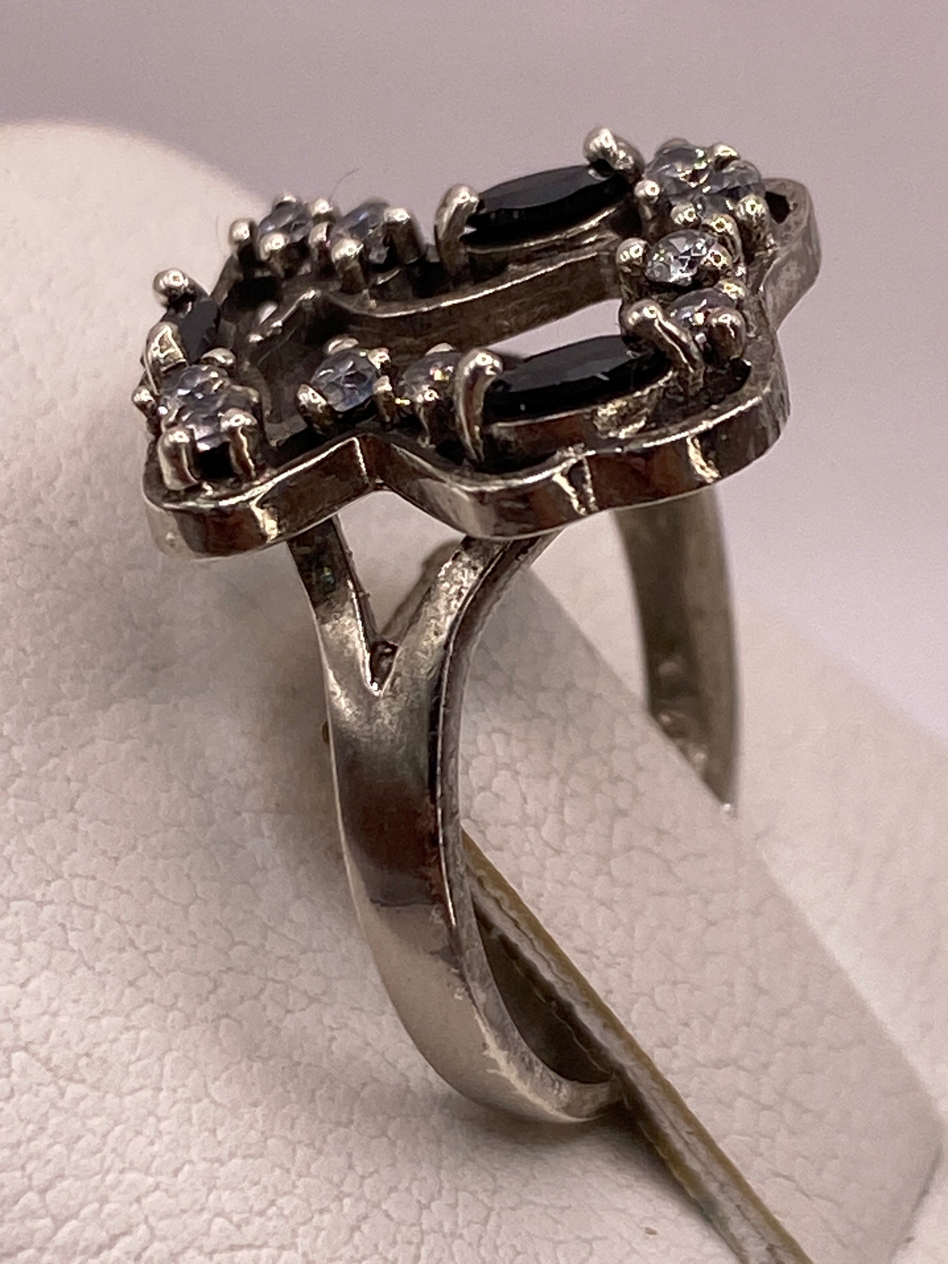 Anillo vintage en plata en la mano, revelando su diseño retro y brillo