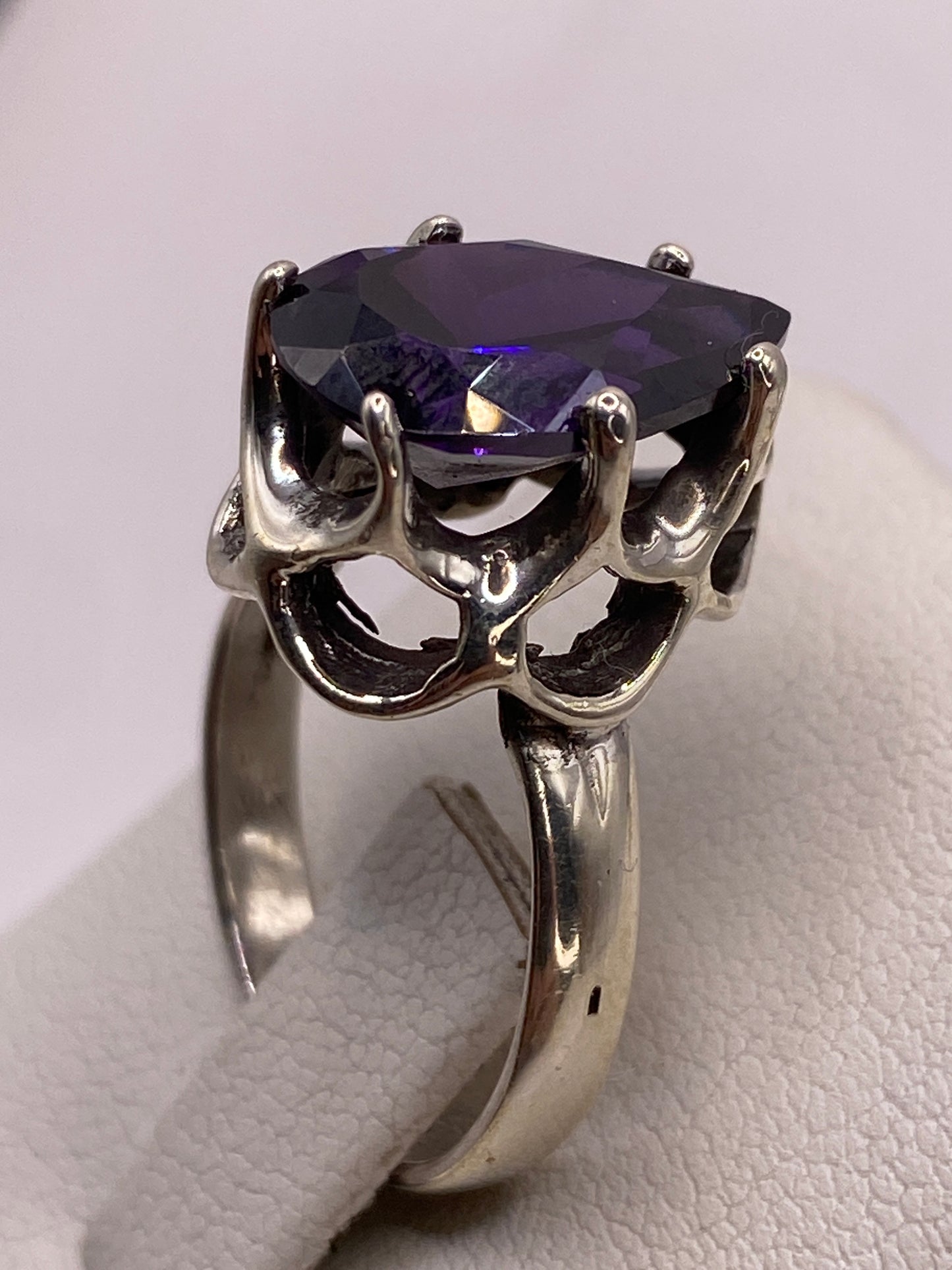Detalle del frente del anillo mostrando la circonia azul y el brillo tipo zafiro