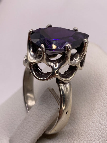 Detalle del frente del anillo mostrando la circonia azul y el brillo tipo zafiro